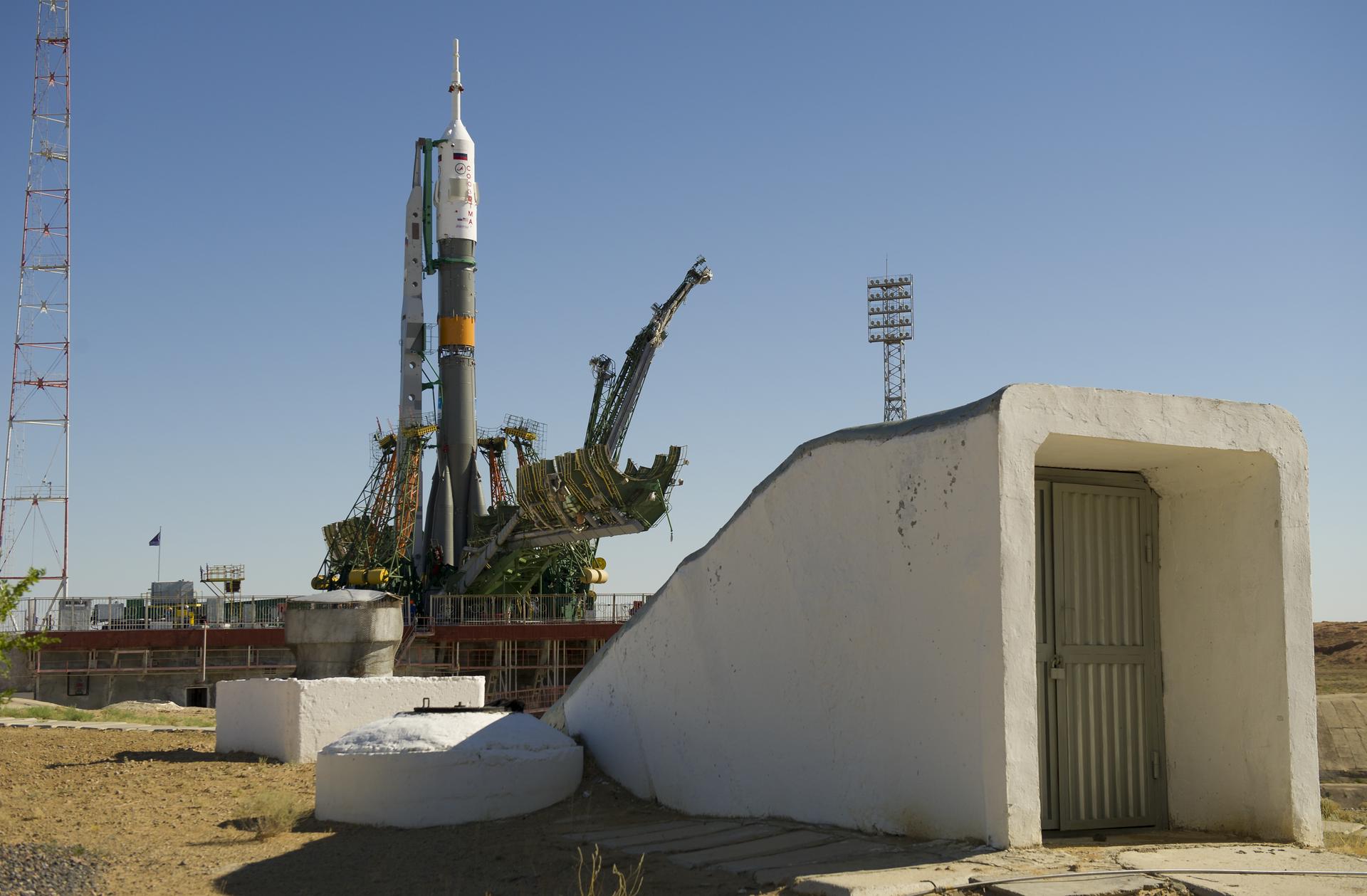 A Soyuz rocket rollout — the Soviet/Russian tradition of clustering many smaller kerosene engines descends from the RD-107 line (NASA)