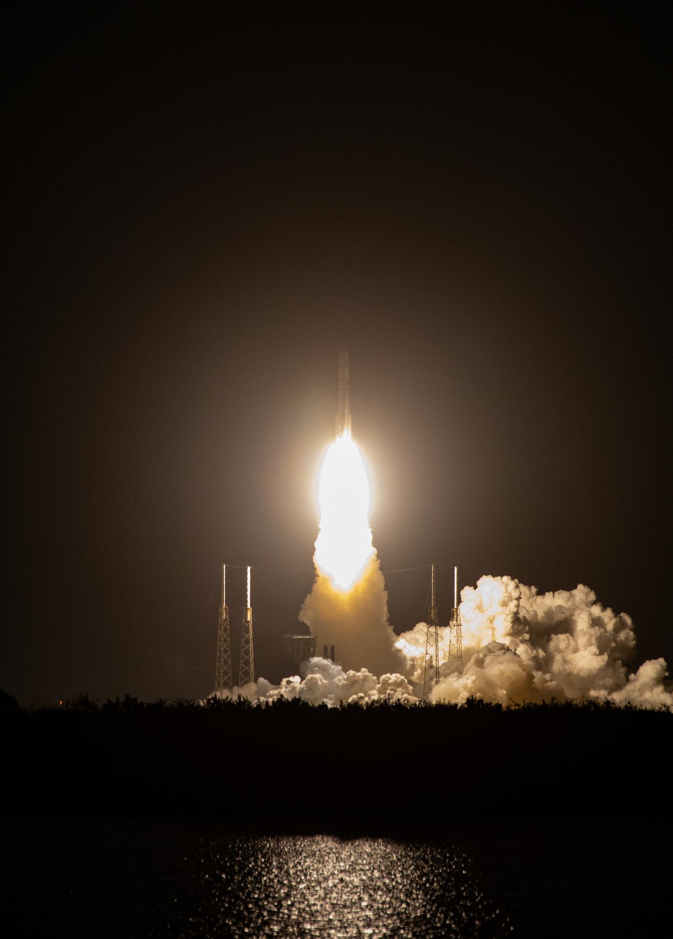 Vulcan Centaur lifting off on its Cert-1 maiden flight with the Peregrine lander
