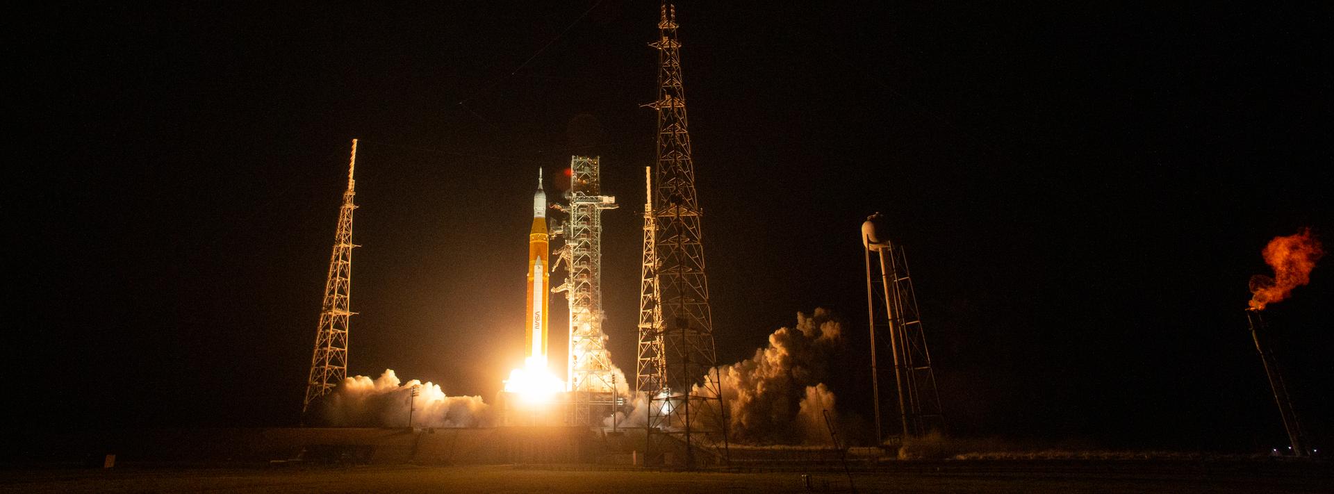 SLS lifting off on the Artemis I mission from Pad 39B