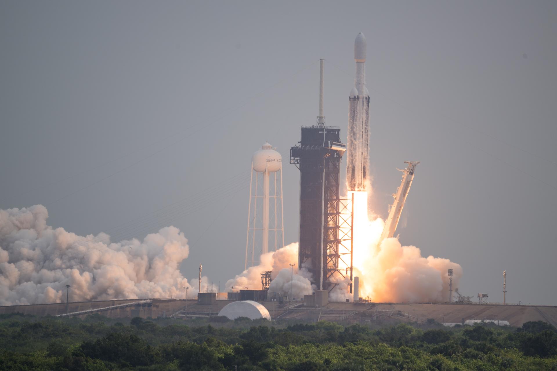Falcon Heavy launching NASA's Psyche asteroid mission