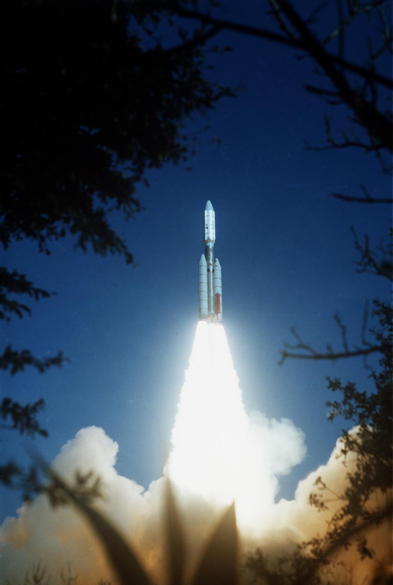 Voyager 2 lifts off aboard a Titan/Centaur in 1977 — the Titan core stages burned the same storable hypergolic propellant class that powers China's Long March 2, 3, and 4 families (NASA)