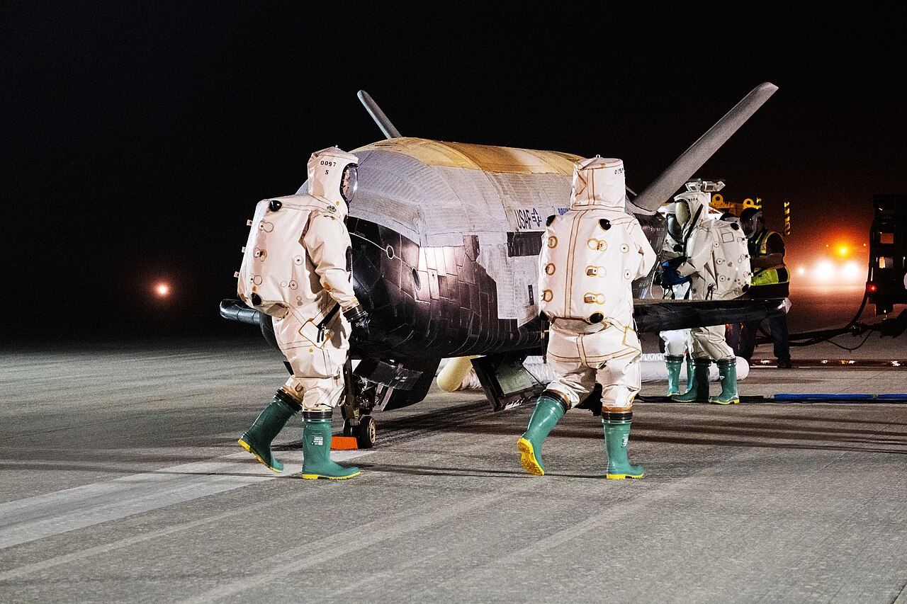Figure 1: The U.S. Space Force's X-37B orbital test vehicle on the runway after its sixth mission (Public domain)