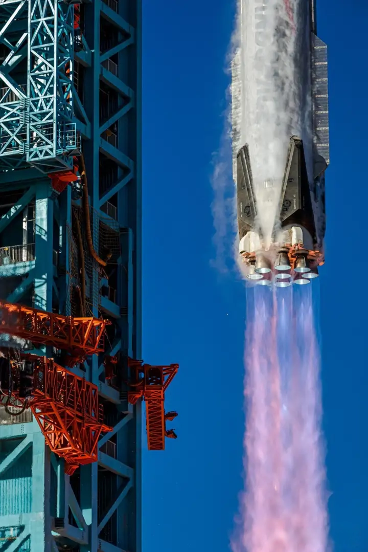Close-up of Zhuque-3’s nine methane-fueled Tianque-12B engines firing during liftoff